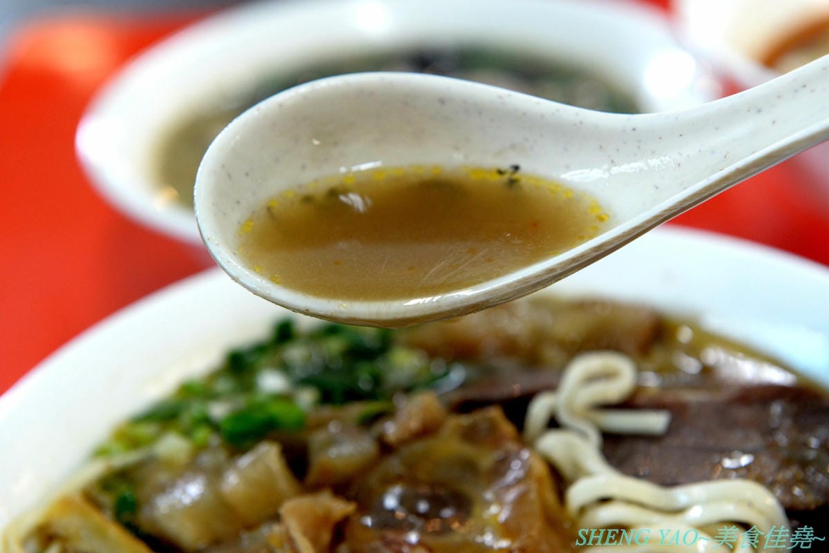 [台中沙鹿]一町牛肉麵 – 沙鹿許多網友推薦的牛肉麵店,大骨加上滷包和蔬果熬煮的湯頭口味特殊有記憶度,份量超大一碗肉給得也很多,店內免費加麵又加湯,讓人飽到撐,價格也十分平價,勞工朋友
