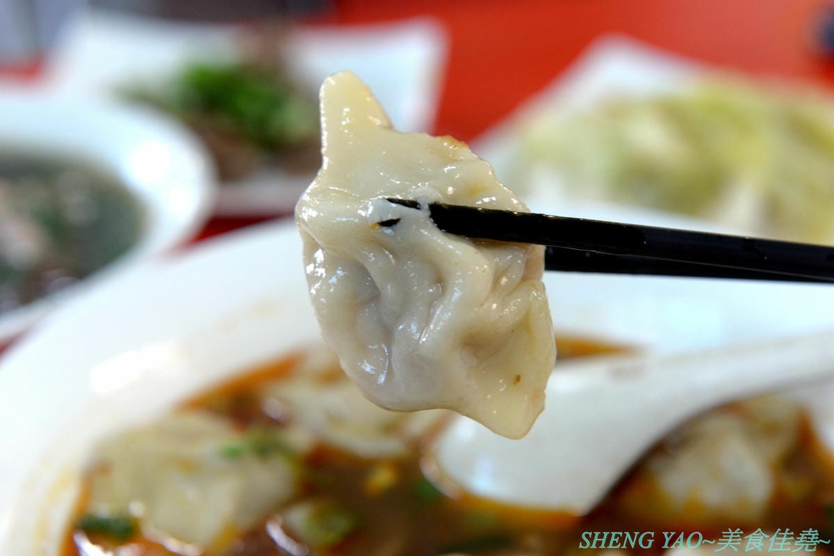 [台中沙鹿]一町牛肉麵 – 沙鹿許多網友推薦的牛肉麵店,大骨加上滷包和蔬果熬煮的湯頭口味特殊有記憶度,份量超大一碗肉給得也很多,店內免費加麵又加湯,讓人飽到撐,價格也十分平價,勞工朋友