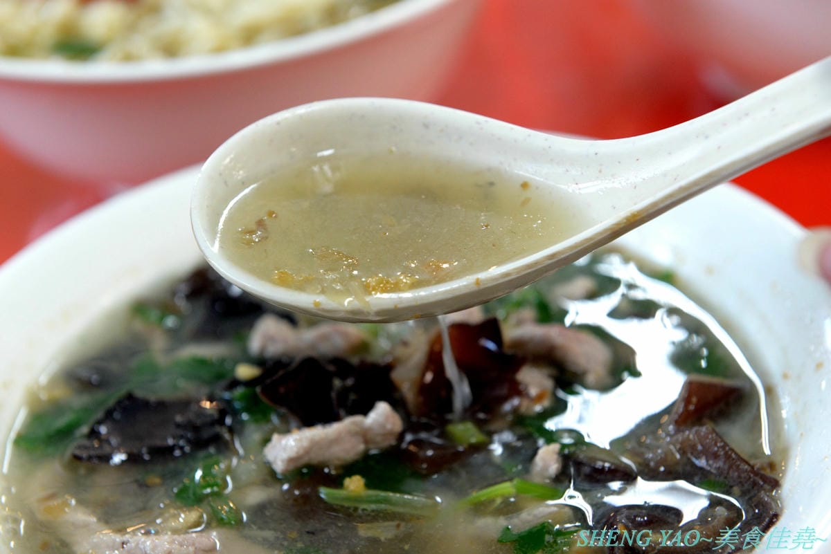 [台中沙鹿]一町牛肉麵 – 沙鹿許多網友推薦的牛肉麵店,大骨加上滷包和蔬果熬煮的湯頭口味特殊有記憶度,份量超大一碗肉給得也很多,店內免費加麵又加湯,讓人飽到撐,價格也十分平價,勞工朋友
