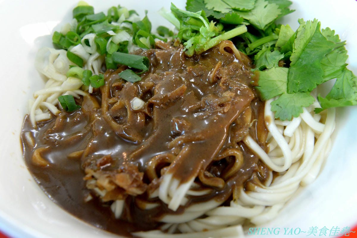 [台中沙鹿]一町牛肉麵 – 沙鹿許多網友推薦的牛肉麵店,大骨加上滷包和蔬果熬煮的湯頭口味特殊有記憶度,份量超大一碗肉給得也很多,店內免費加麵又加湯,讓人飽到撐,價格也十分平價,勞工朋友