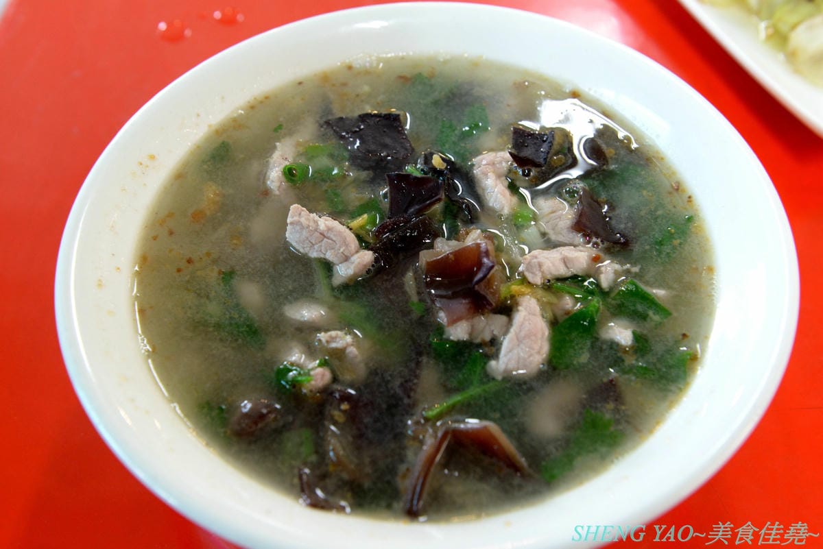 [台中沙鹿]一町牛肉麵 – 沙鹿許多網友推薦的牛肉麵店,大骨加上滷包和蔬果熬煮的湯頭口味特殊有記憶度,份量超大一碗肉給得也很多,店內免費加麵又加湯,讓人飽到撐,價格也十分平價,勞工朋友