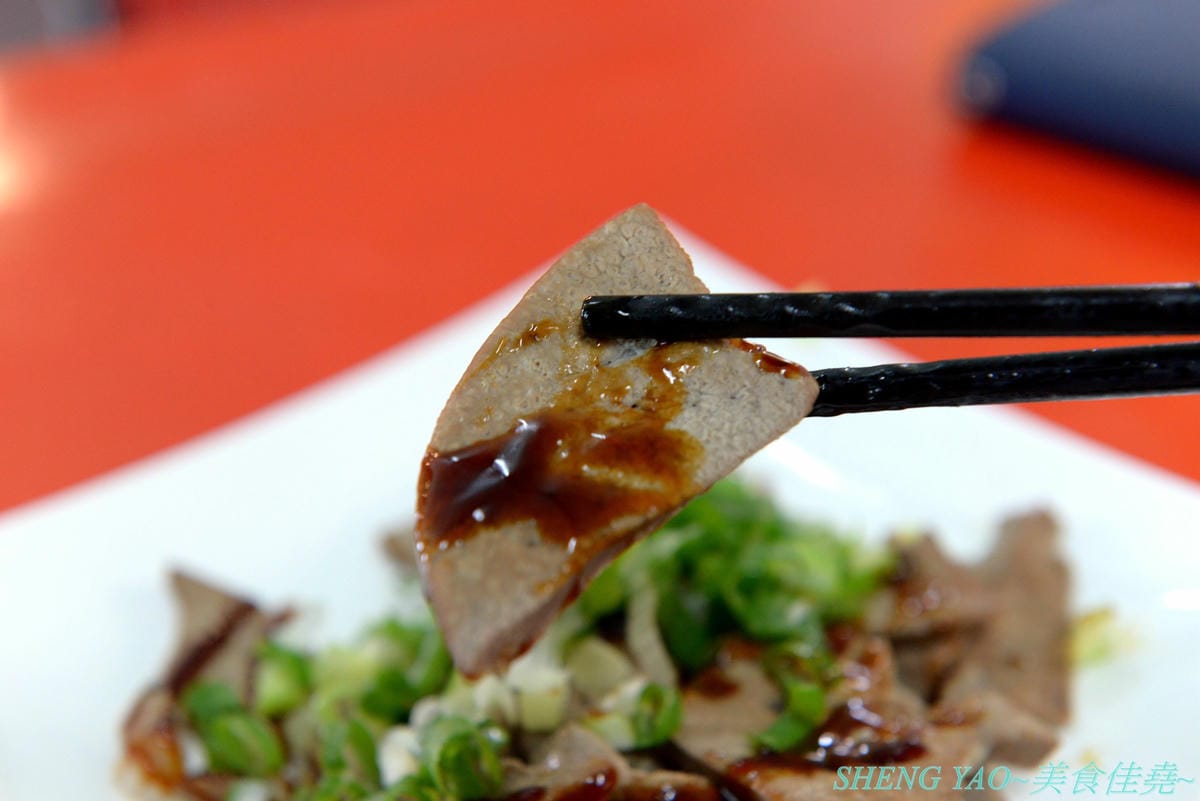 [台中沙鹿]一町牛肉麵 – 沙鹿許多網友推薦的牛肉麵店,大骨加上滷包和蔬果熬煮的湯頭口味特殊有記憶度,份量超大一碗肉給得也很多,店內免費加麵又加湯,讓人飽到撐,價格也十分平價,勞工朋友