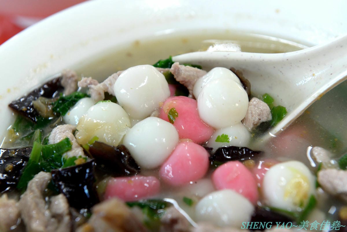 [台中沙鹿]一町牛肉麵 – 沙鹿許多網友推薦的牛肉麵店,大骨加上滷包和蔬果熬煮的湯頭口味特殊有記憶度,份量超大一碗肉給得也很多,店內免費加麵又加湯,讓人飽到撐,價格也十分平價,勞工朋友