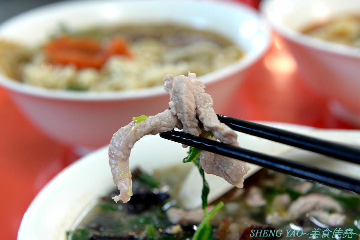 [台中沙鹿]一町牛肉麵 – 沙鹿許多網友推薦的牛肉麵店,大骨加上滷包和蔬果熬煮的湯頭口味特殊有記憶度,份量超大一碗肉給得也很多,店內免費加麵又加湯,讓人飽到撐,價格也十分平價,勞工朋友