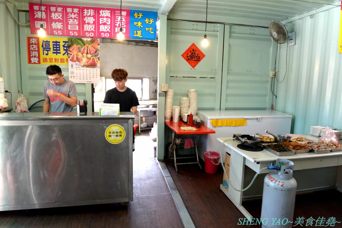 [台中沙鹿]一町牛肉麵 – 沙鹿許多網友推薦的牛肉麵店,大骨加上滷包和蔬果熬煮的湯頭口味特殊有記憶度,份量超大一碗肉給得也很多,店內免費加麵又加湯,讓人飽到撐,價格也十分平價,勞工朋友