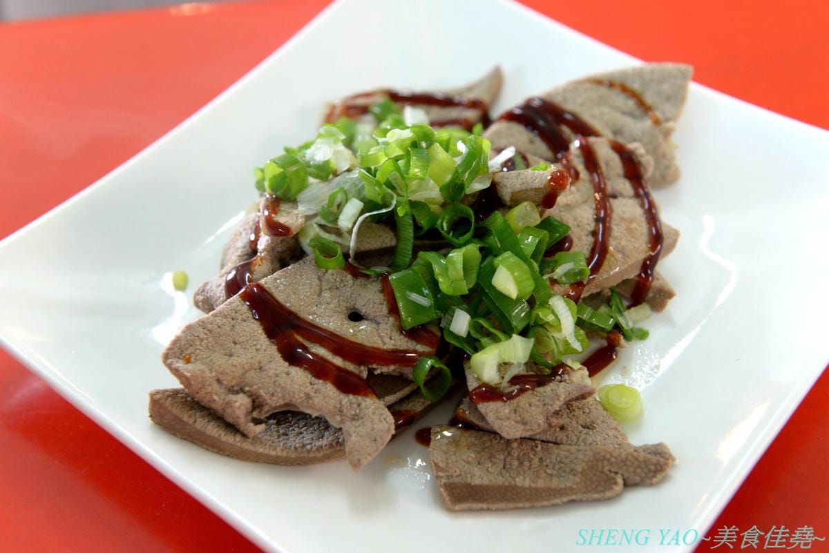 [台中沙鹿]一町牛肉麵 – 沙鹿許多網友推薦的牛肉麵店,大骨加上滷包和蔬果熬煮的湯頭口味特殊有記憶度,份量超大一碗肉給得也很多,店內免費加麵又加湯,讓人飽到撐,價格也十分平價,勞工朋友