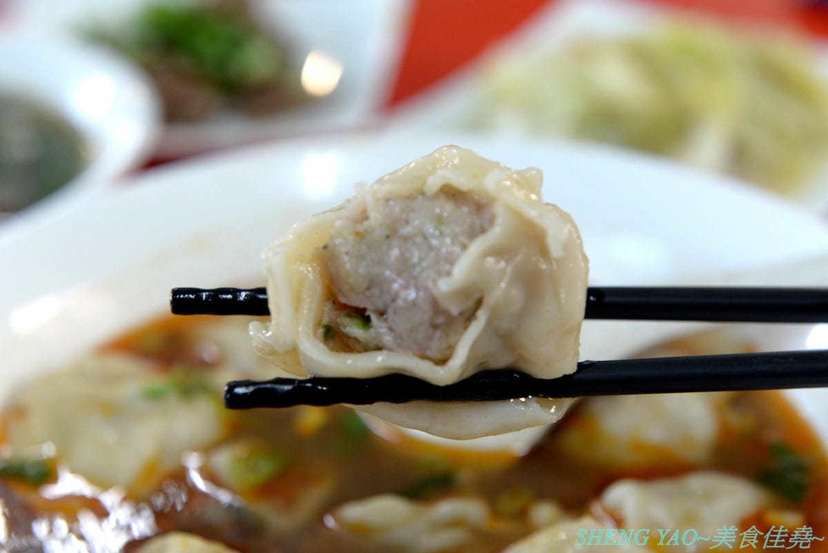 [台中沙鹿]一町牛肉麵 – 沙鹿許多網友推薦的牛肉麵店,大骨加上滷包和蔬果熬煮的湯頭口味特殊有記憶度,份量超大一碗肉給得也很多,店內免費加麵又加湯,讓人飽到撐,價格也十分平價,勞工朋友