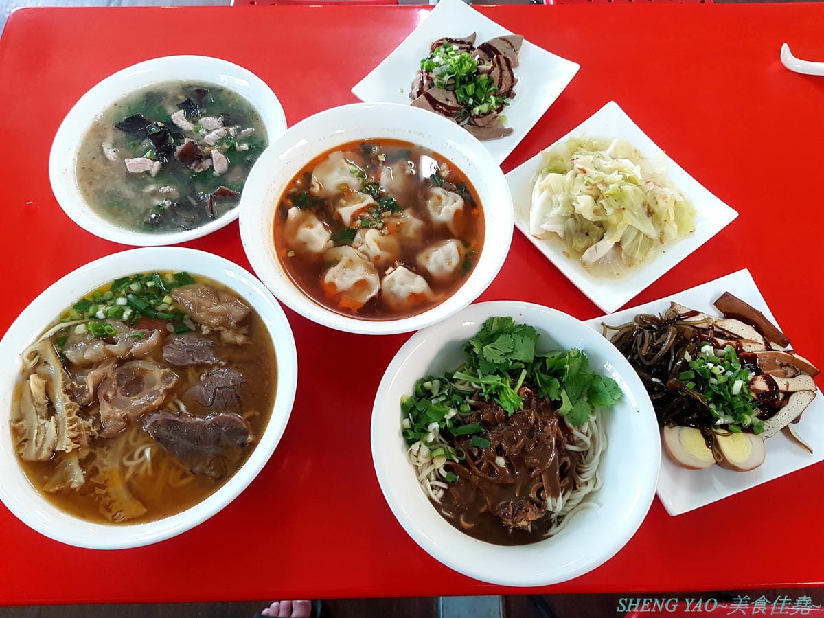 [台中沙鹿]一町牛肉麵 – 沙鹿許多網友推薦的牛肉麵店,大骨加上滷包和蔬果熬煮的湯頭口味特殊有記憶度,份量超大一碗肉給得也很多,店內免費加麵又加湯,讓人飽到撐,價格也十分平價,勞工朋友
