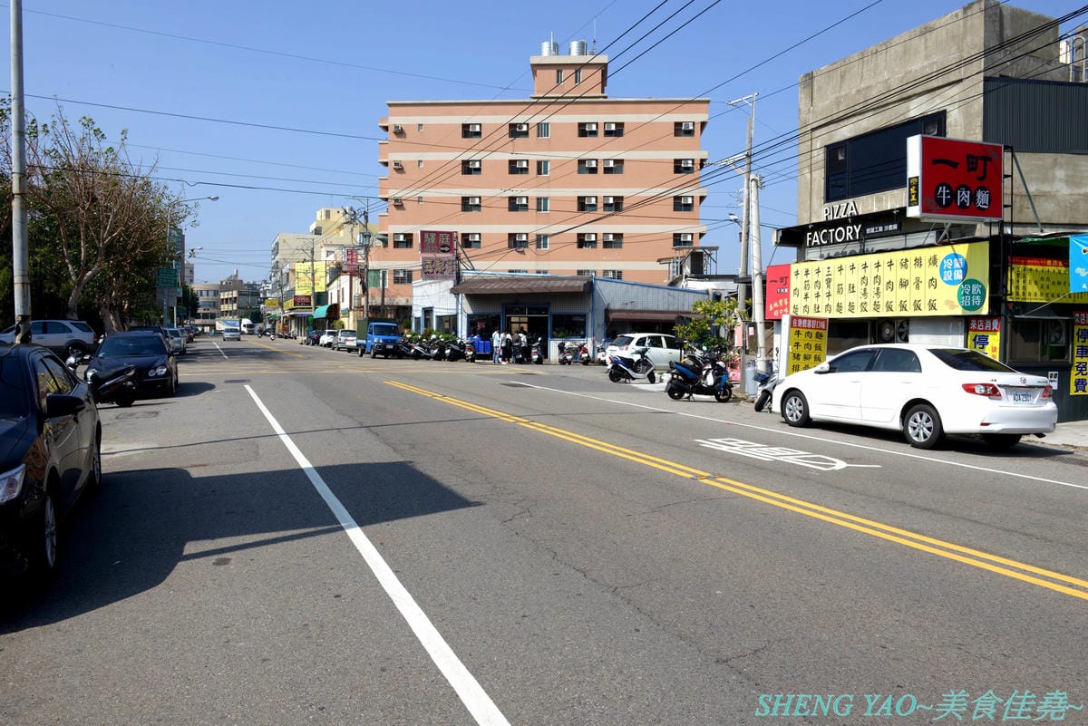 [台中沙鹿]一町牛肉麵 – 沙鹿許多網友推薦的牛肉麵店,大骨加上滷包和蔬果熬煮的湯頭口味特殊有記憶度,份量超大一碗肉給得也很多,店內免費加麵又加湯,讓人飽到撐,價格也十分平價,勞工朋友