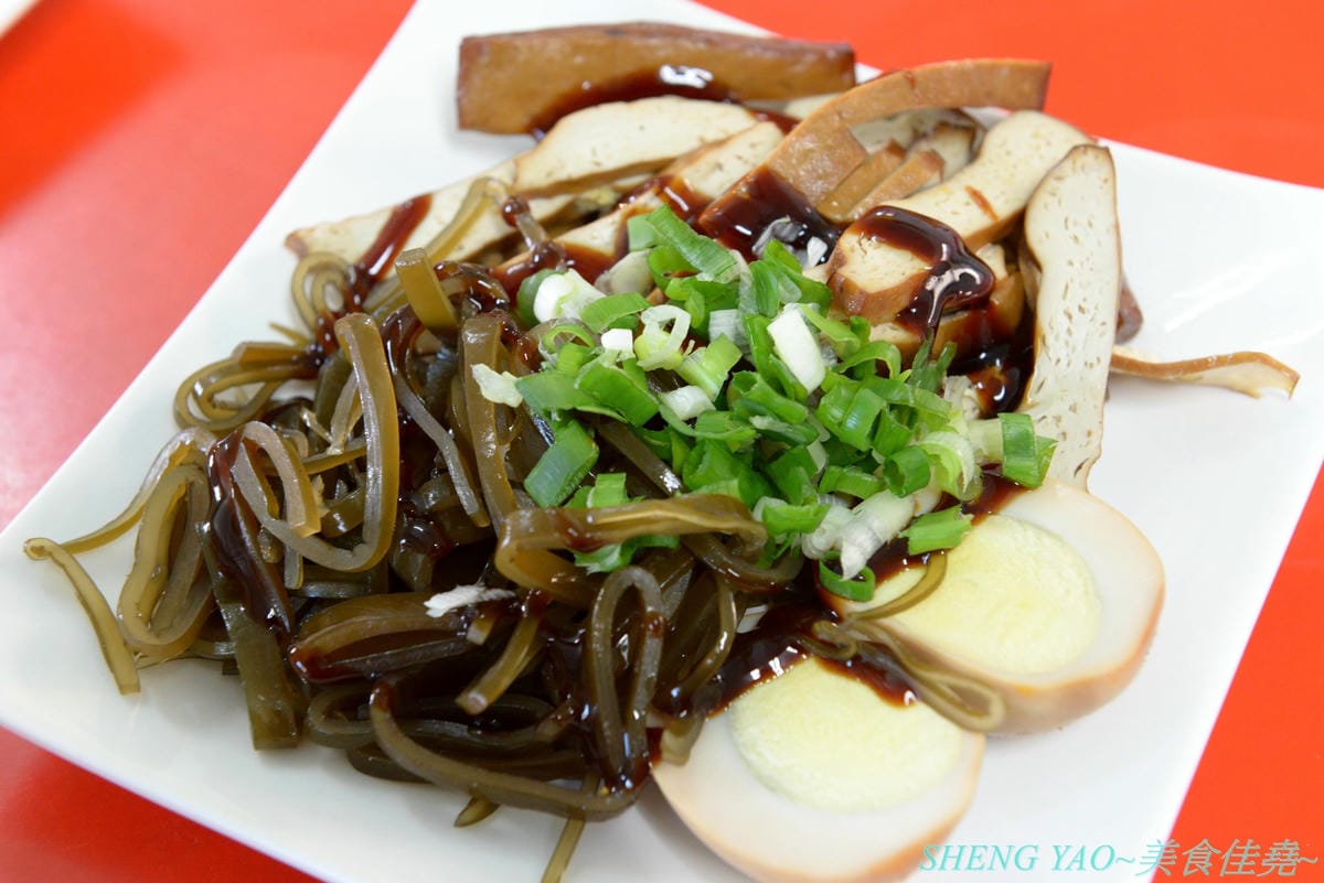 [台中沙鹿]一町牛肉麵 – 沙鹿許多網友推薦的牛肉麵店,大骨加上滷包和蔬果熬煮的湯頭口味特殊有記憶度,份量超大一碗肉給得也很多,店內免費加麵又加湯,讓人飽到撐,價格也十分平價,勞工朋友