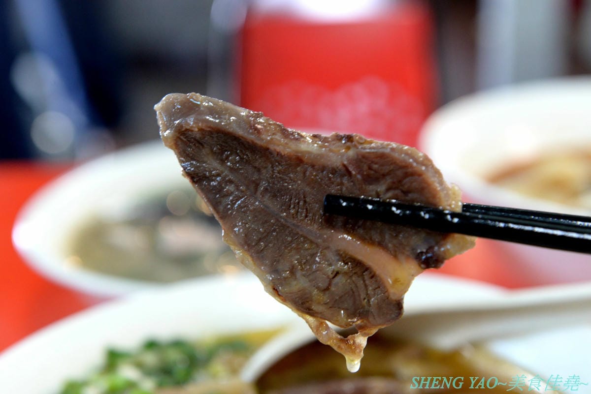 [台中沙鹿]一町牛肉麵 – 沙鹿許多網友推薦的牛肉麵店,大骨加上滷包和蔬果熬煮的湯頭口味特殊有記憶度,份量超大一碗肉給得也很多,店內免費加麵又加湯,讓人飽到撐,價格也十分平價,勞工朋友