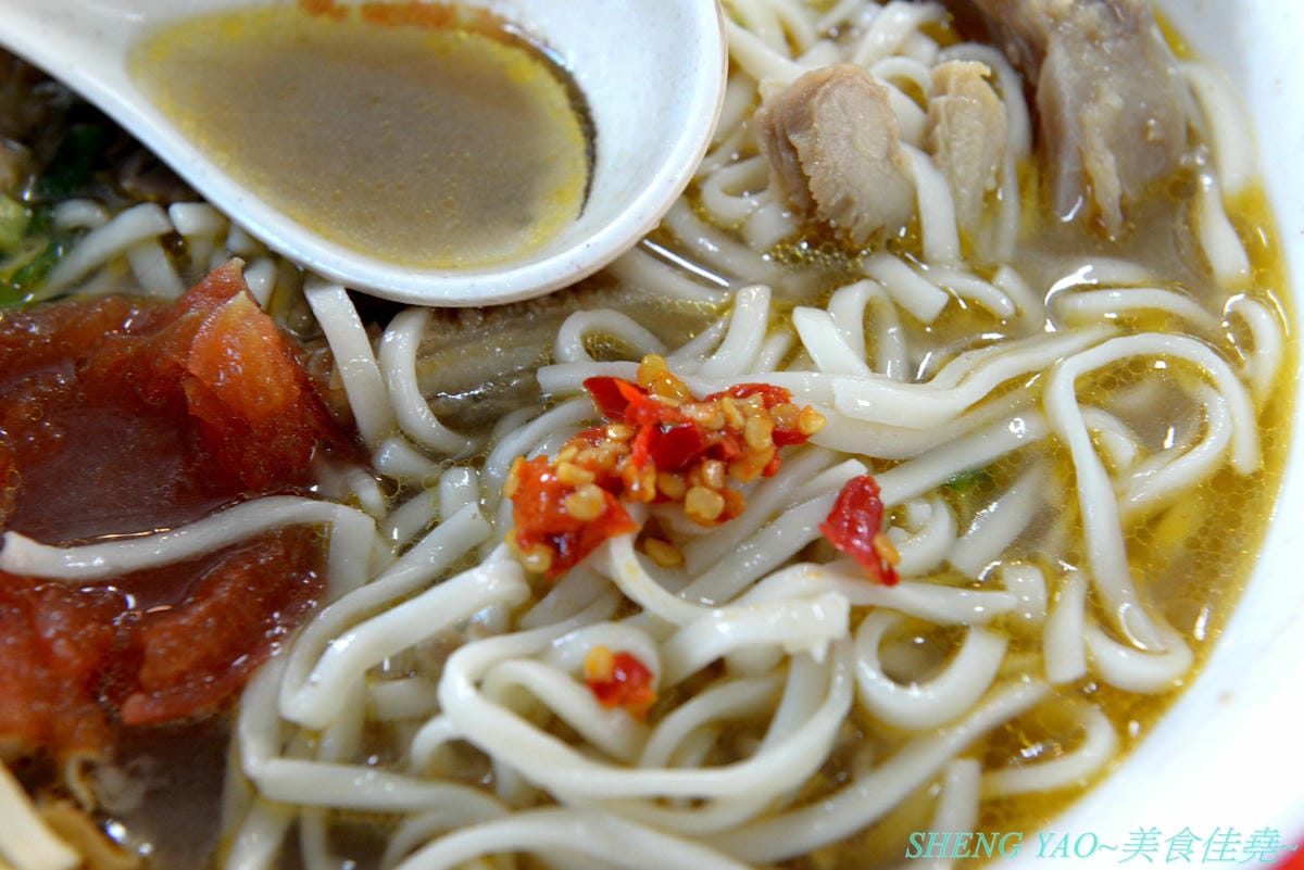 [台中沙鹿]一町牛肉麵 – 沙鹿許多網友推薦的牛肉麵店,大骨加上滷包和蔬果熬煮的湯頭口味特殊有記憶度,份量超大一碗肉給得也很多,店內免費加麵又加湯,讓人飽到撐,價格也十分平價,勞工朋友