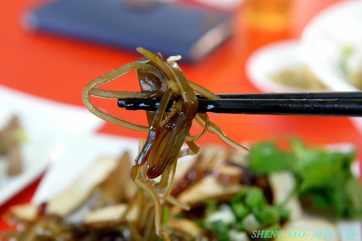 [台中沙鹿]一町牛肉麵 – 沙鹿許多網友推薦的牛肉麵店,大骨加上滷包和蔬果熬煮的湯頭口味特殊有記憶度,份量超大一碗肉給得也很多,店內免費加麵又加湯,讓人飽到撐,價格也十分平價,勞工朋友