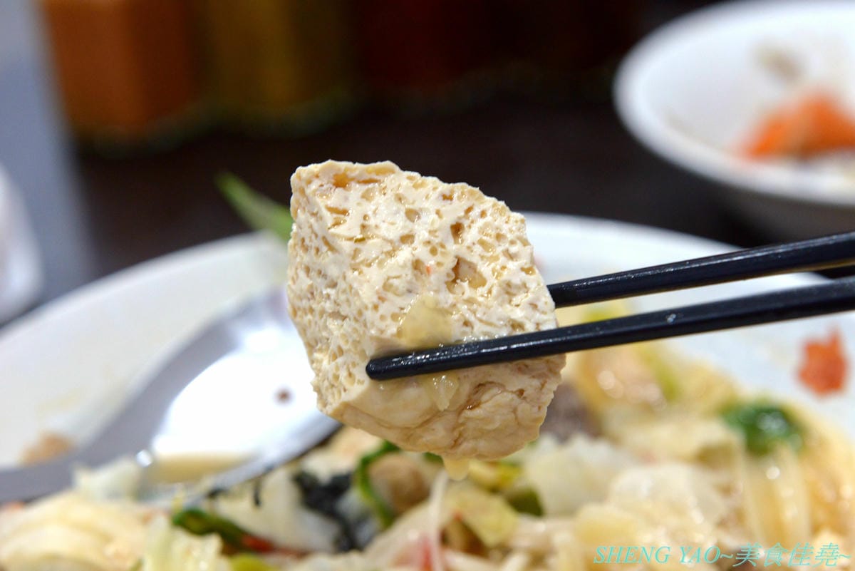 [台中北區]寒山居蔬食 – 連沒吃素的年輕人都超愛的素食小吃店,餐點口味特殊沒有濃重藥膳味,店家自製四種不同風味拌醬提供給店內客人任意取用,麵飯滷味都超級好吃,價格平價,用餐時段內用