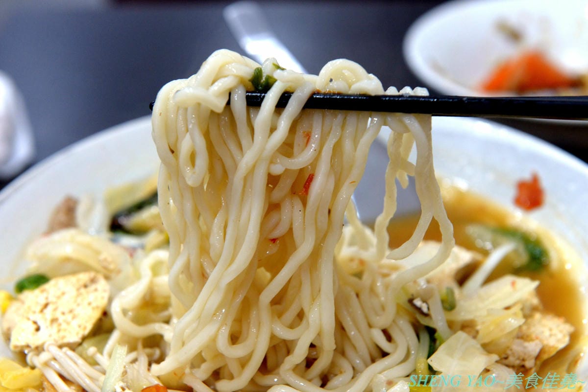 [台中北區]寒山居蔬食 – 連沒吃素的年輕人都超愛的素食小吃店,餐點口味特殊沒有濃重藥膳味,店家自製四種不同風味拌醬提供給店內客人任意取用,麵飯滷味都超級好吃,價格平價,用餐時段內用