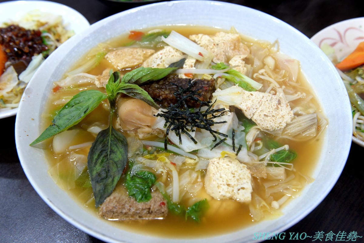 [台中北區]寒山居蔬食 – 連沒吃素的年輕人都超愛的素食小吃店,餐點口味特殊沒有濃重藥膳味,店家自製四種不同風味拌醬提供給店內客人任意取用,麵飯滷味都超級好吃,價格平價,用餐時段內用