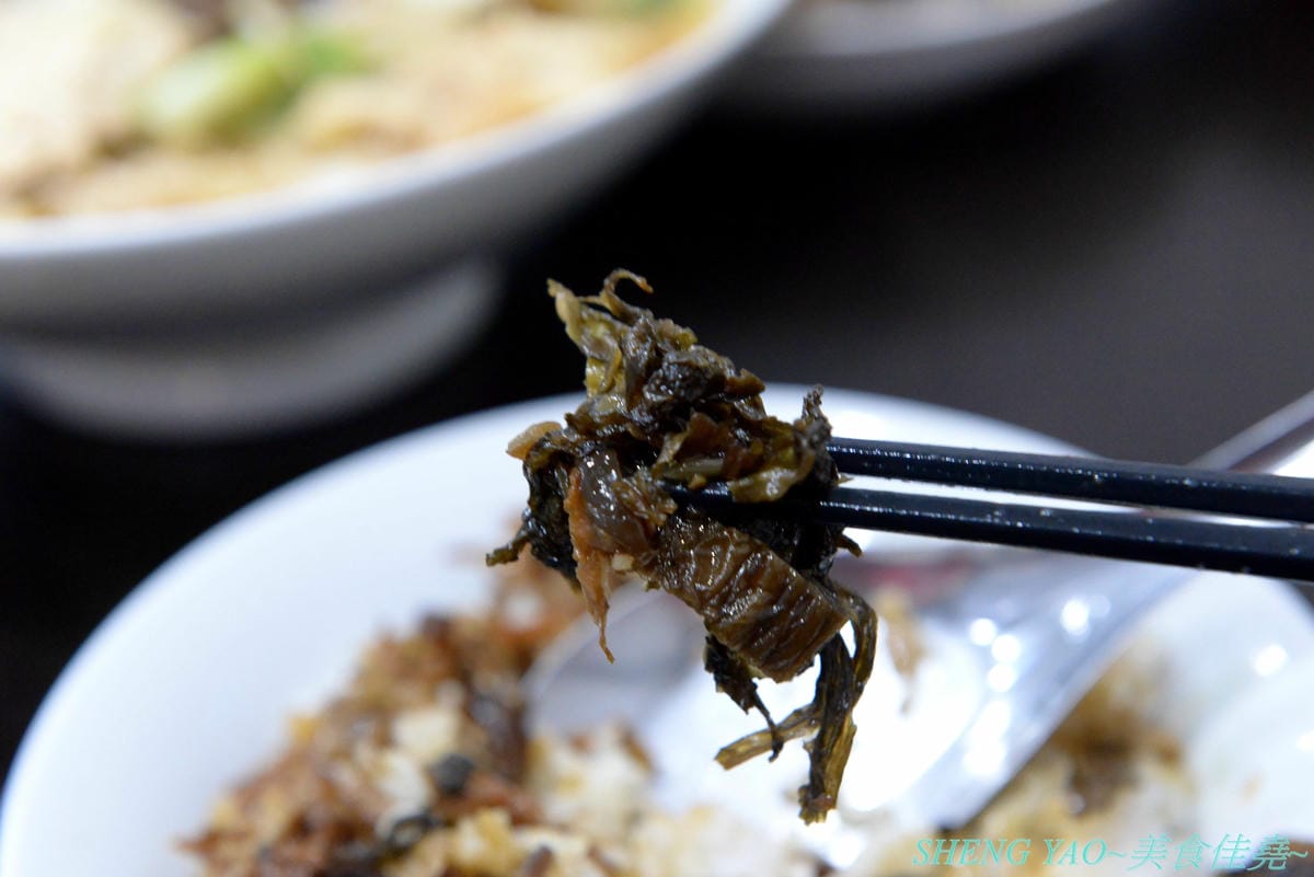 [台中北區]寒山居蔬食 – 連沒吃素的年輕人都超愛的素食小吃店,餐點口味特殊沒有濃重藥膳味,店家自製四種不同風味拌醬提供給店內客人任意取用,麵飯滷味都超級好吃,價格平價,用餐時段內用