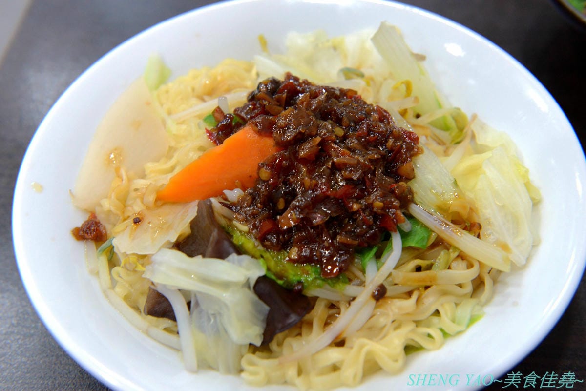 [台中北區]寒山居蔬食 – 連沒吃素的年輕人都超愛的素食小吃店,餐點口味特殊沒有濃重藥膳味,店家自製四種不同風味拌醬提供給店內客人任意取用,麵飯滷味都超級好吃,價格平價,用餐時段內用