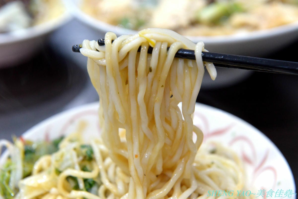 [台中北區]寒山居蔬食 – 連沒吃素的年輕人都超愛的素食小吃店,餐點口味特殊沒有濃重藥膳味,店家自製四種不同風味拌醬提供給店內客人任意取用,麵飯滷味都超級好吃,價格平價,用餐時段內用