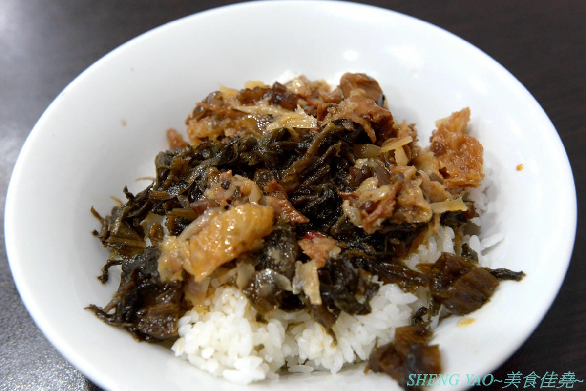 [台中北區]寒山居蔬食 – 連沒吃素的年輕人都超愛的素食小吃店,餐點口味特殊沒有濃重藥膳味,店家自製四種不同風味拌醬提供給店內客人任意取用,麵飯滷味都超級好吃,價格平價,用餐時段內用