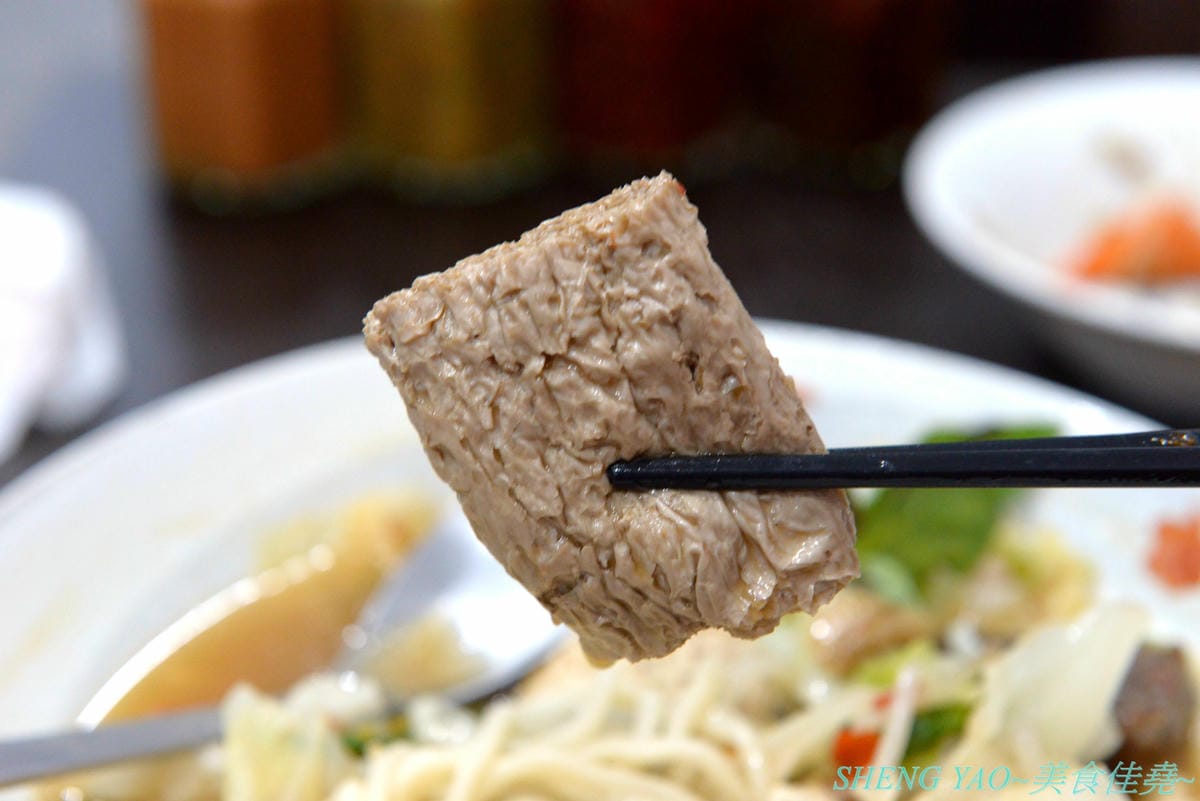 [台中北區]寒山居蔬食 – 連沒吃素的年輕人都超愛的素食小吃店,餐點口味特殊沒有濃重藥膳味,店家自製四種不同風味拌醬提供給店內客人任意取用,麵飯滷味都超級好吃,價格平價,用餐時段內用