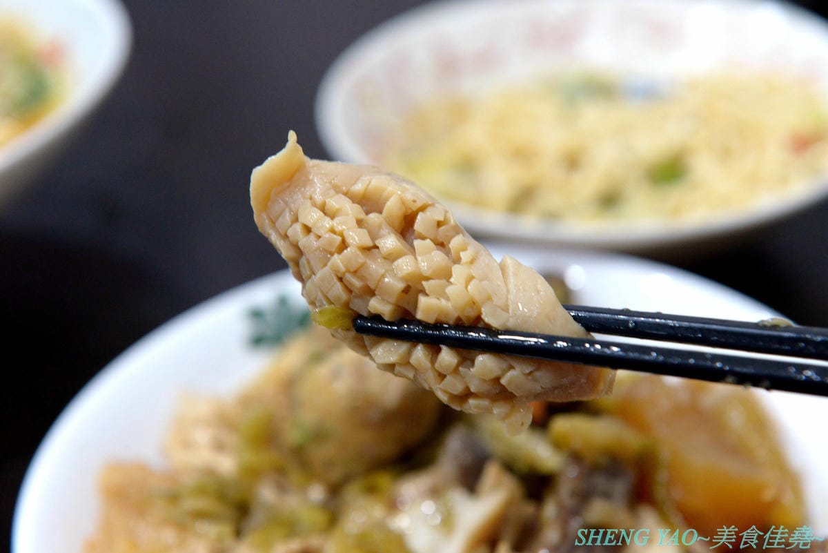 [台中北區]寒山居蔬食 – 連沒吃素的年輕人都超愛的素食小吃店,餐點口味特殊沒有濃重藥膳味,店家自製四種不同風味拌醬提供給店內客人任意取用,麵飯滷味都超級好吃,價格平價,用餐時段內用