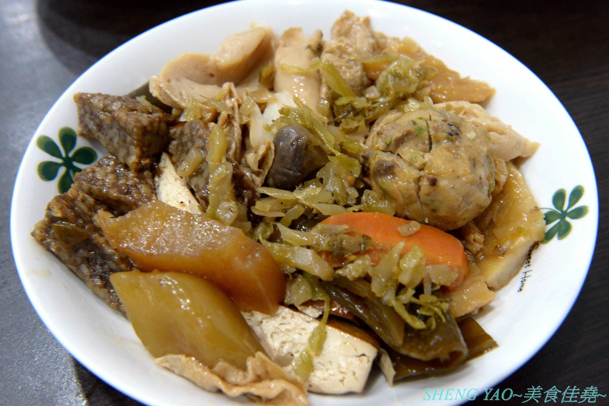 [台中北區]寒山居蔬食 – 連沒吃素的年輕人都超愛的素食小吃店,餐點口味特殊沒有濃重藥膳味,店家自製四種不同風味拌醬提供給店內客人任意取用,麵飯滷味都超級好吃,價格平價,用餐時段內用