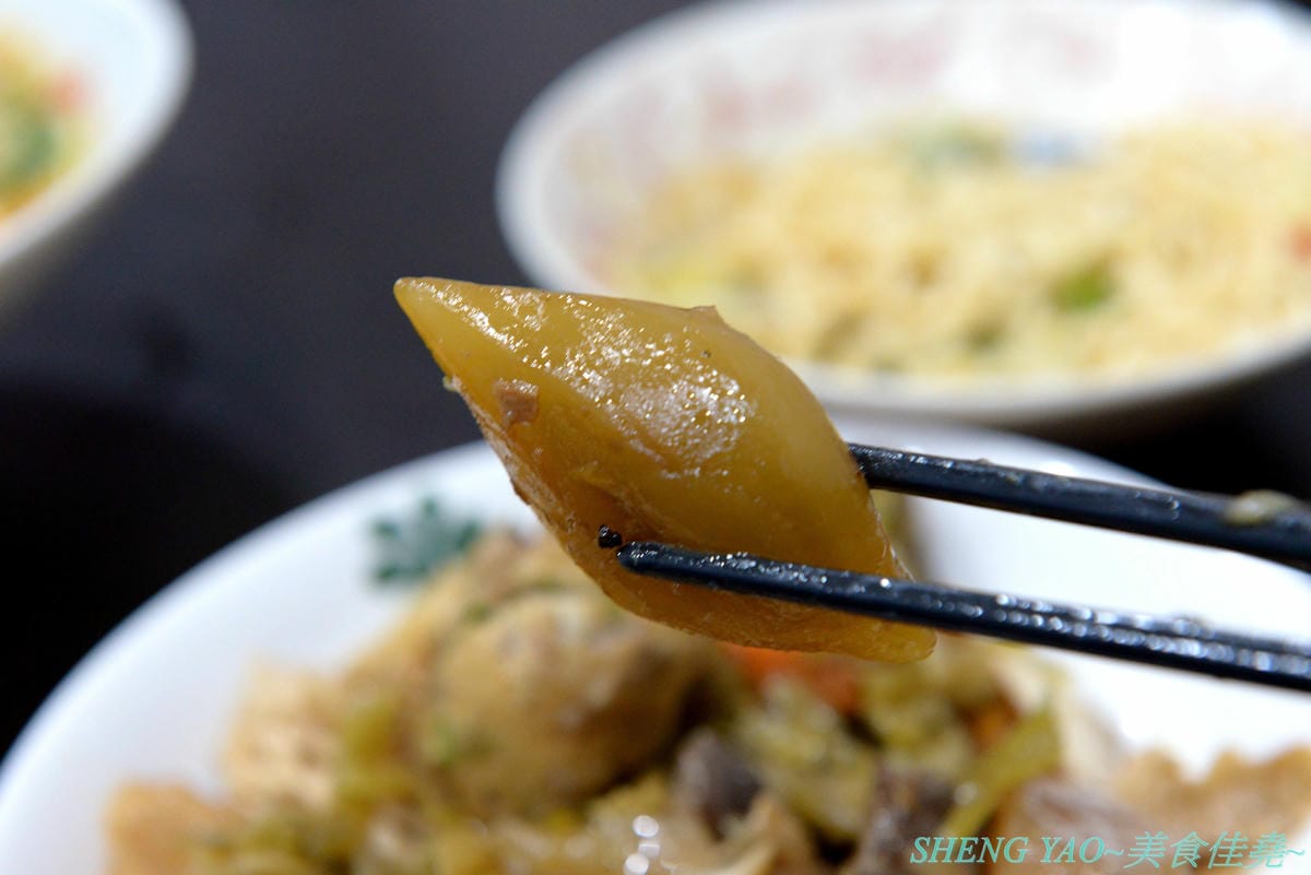 [台中北區]寒山居蔬食 – 連沒吃素的年輕人都超愛的素食小吃店,餐點口味特殊沒有濃重藥膳味,店家自製四種不同風味拌醬提供給店內客人任意取用,麵飯滷味都超級好吃,價格平價,用餐時段內用