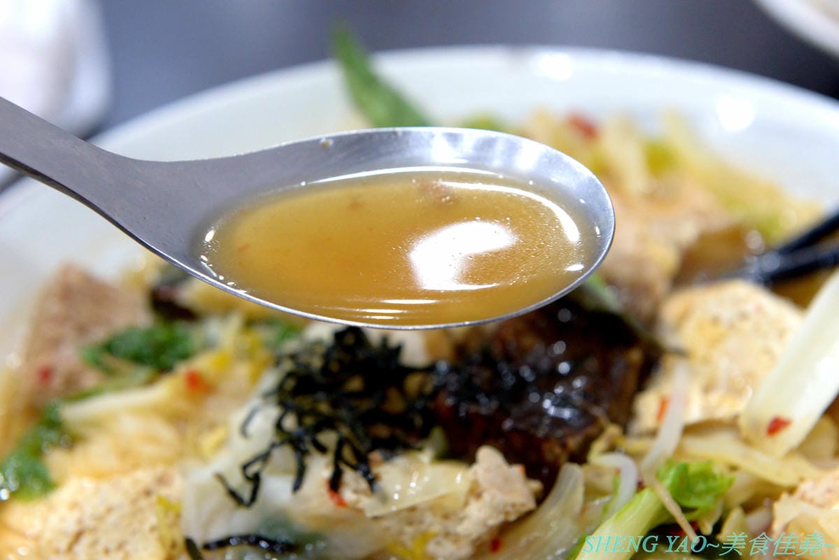 [台中北區]寒山居蔬食 – 連沒吃素的年輕人都超愛的素食小吃店,餐點口味特殊沒有濃重藥膳味,店家自製四種不同風味拌醬提供給店內客人任意取用,麵飯滷味都超級好吃,價格平價,用餐時段內用