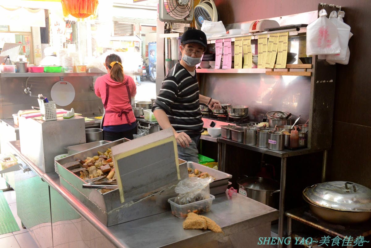 [台中北區]寒山居蔬食 – 連沒吃素的年輕人都超愛的素食小吃店,餐點口味特殊沒有濃重藥膳味,店家自製四種不同風味拌醬提供給店內客人任意取用,麵飯滷味都超級好吃,價格平價,用餐時段內用