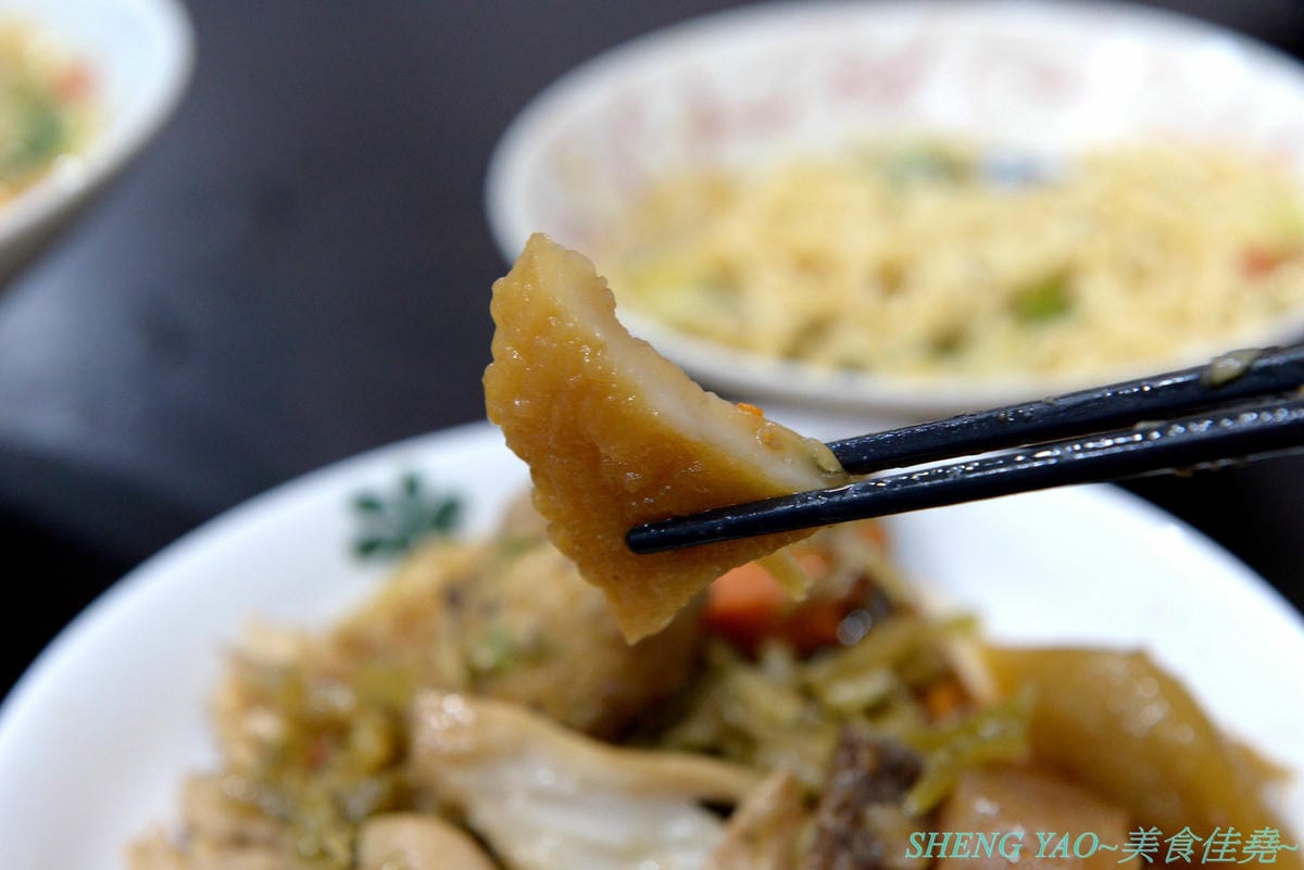 [台中北區]寒山居蔬食 – 連沒吃素的年輕人都超愛的素食小吃店,餐點口味特殊沒有濃重藥膳味,店家自製四種不同風味拌醬提供給店內客人任意取用,麵飯滷味都超級好吃,價格平價,用餐時段內用