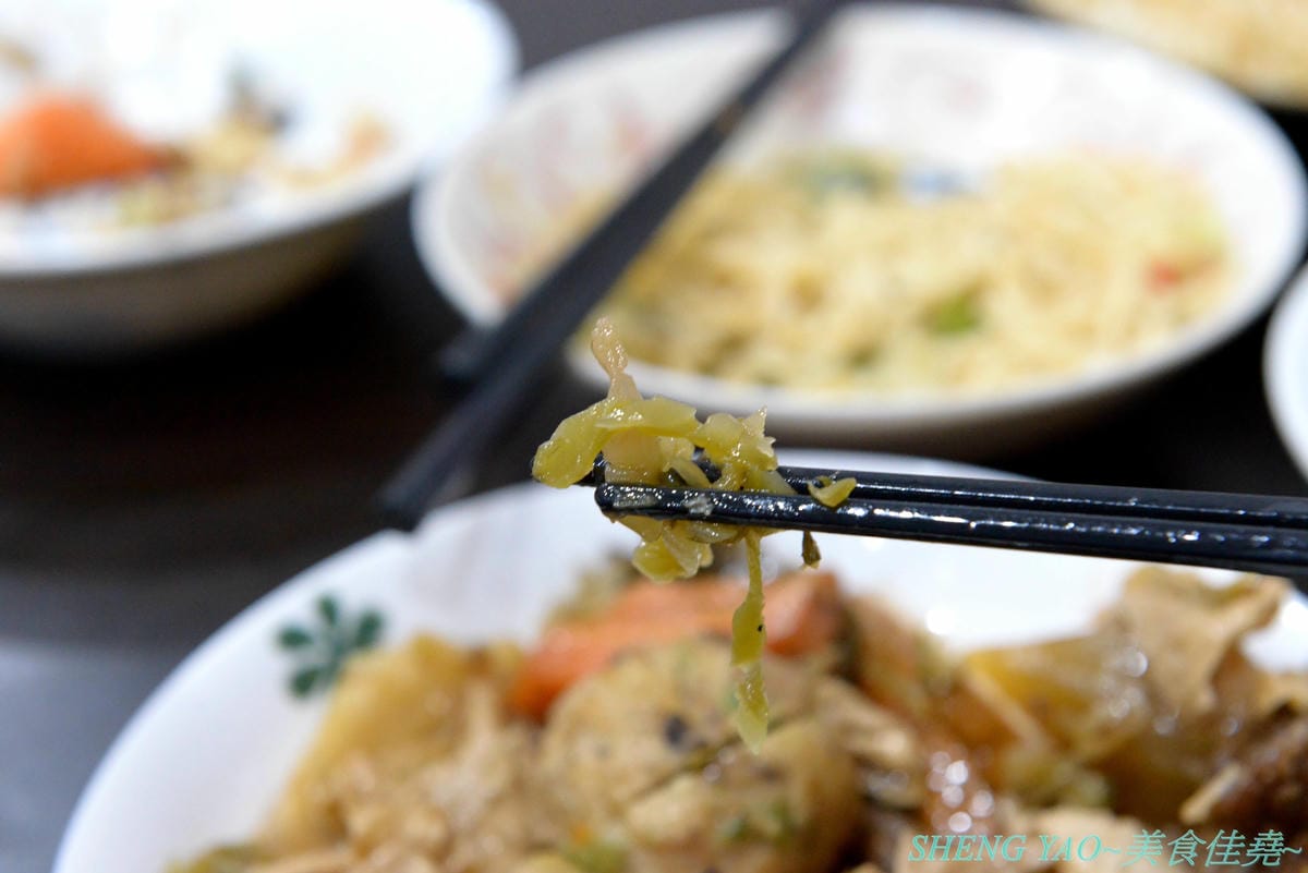 [台中北區]寒山居蔬食 – 連沒吃素的年輕人都超愛的素食小吃店,餐點口味特殊沒有濃重藥膳味,店家自製四種不同風味拌醬提供給店內客人任意取用,麵飯滷味都超級好吃,價格平價,用餐時段內用