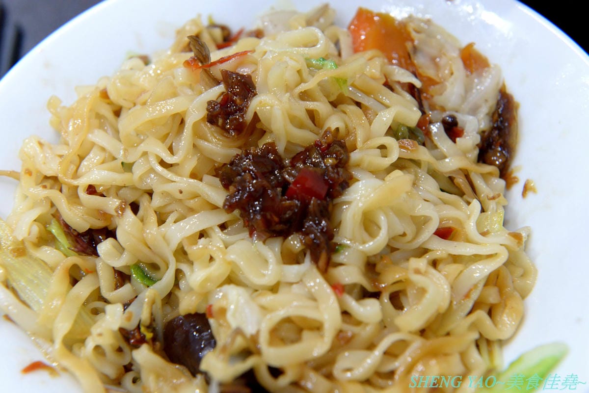 [台中北區]寒山居蔬食 – 連沒吃素的年輕人都超愛的素食小吃店,餐點口味特殊沒有濃重藥膳味,店家自製四種不同風味拌醬提供給店內客人任意取用,麵飯滷味都超級好吃,價格平價,用餐時段內用