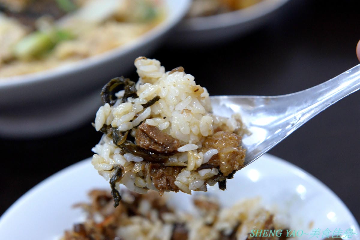 [台中北區]寒山居蔬食 – 連沒吃素的年輕人都超愛的素食小吃店,餐點口味特殊沒有濃重藥膳味,店家自製四種不同風味拌醬提供給店內客人任意取用,麵飯滷味都超級好吃,價格平價,用餐時段內用