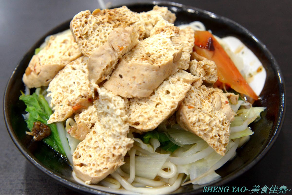 [台中北區]寒山居蔬食 – 連沒吃素的年輕人都超愛的素食小吃店,餐點口味特殊沒有濃重藥膳味,店家自製四種不同風味拌醬提供給店內客人任意取用,麵飯滷味都超級好吃,價格平價,用餐時段內用