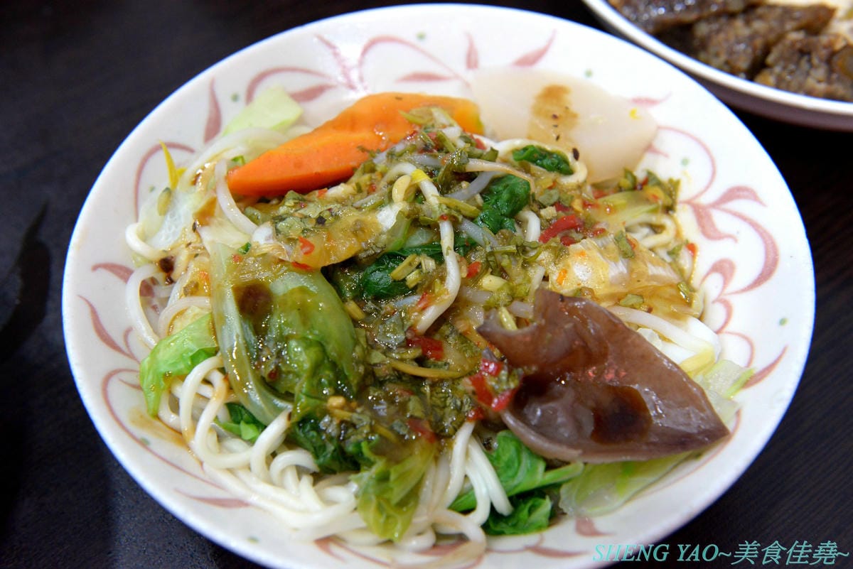 [台中北區]寒山居蔬食 – 連沒吃素的年輕人都超愛的素食小吃店,餐點口味特殊沒有濃重藥膳味,店家自製四種不同風味拌醬提供給店內客人任意取用,麵飯滷味都超級好吃,價格平價,用餐時段內用