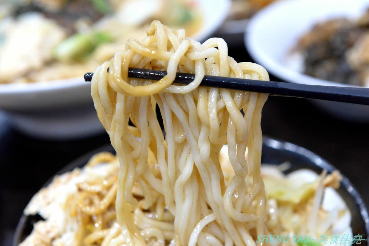 [台中北區]寒山居蔬食 – 連沒吃素的年輕人都超愛的素食小吃店,餐點口味特殊沒有濃重藥膳味,店家自製四種不同風味拌醬提供給店內客人任意取用,麵飯滷味都超級好吃,價格平價,用餐時段內用