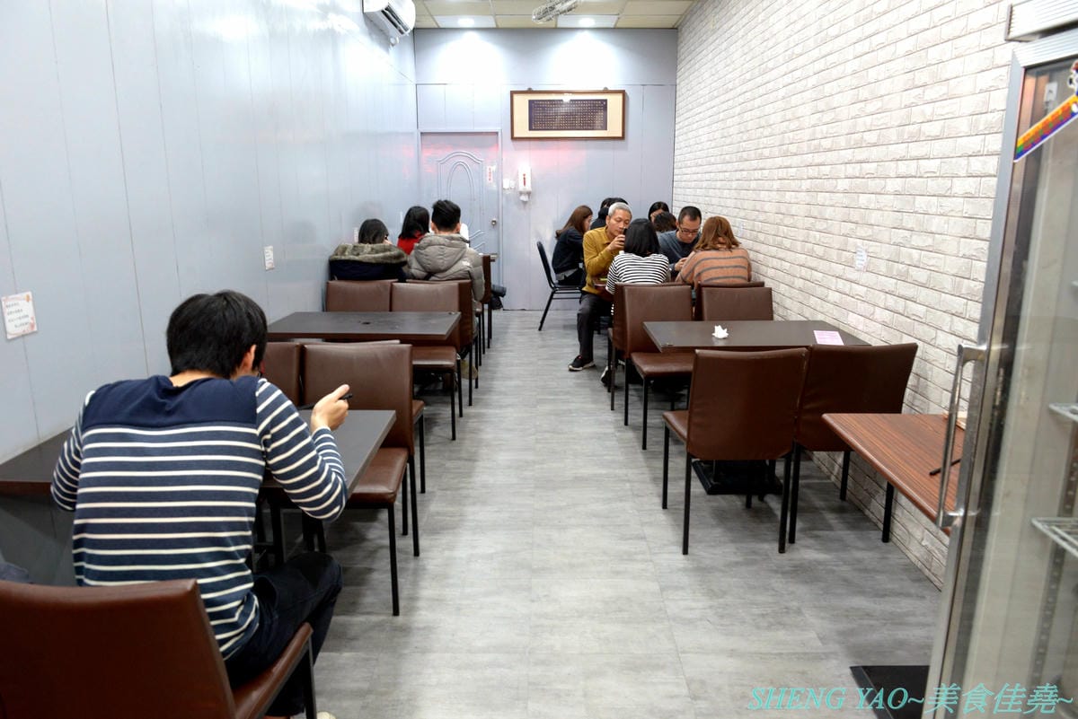 [台中北區]寒山居蔬食 – 連沒吃素的年輕人都超愛的素食小吃店,餐點口味特殊沒有濃重藥膳味,店家自製四種不同風味拌醬提供給店內客人任意取用,麵飯滷味都超級好吃,價格平價,用餐時段內用