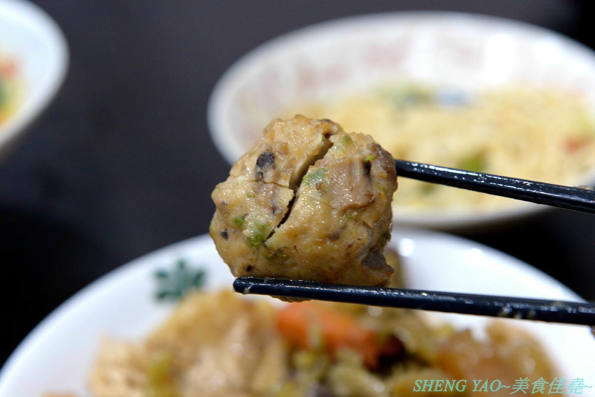 [台中北區]寒山居蔬食 – 連沒吃素的年輕人都超愛的素食小吃店,餐點口味特殊沒有濃重藥膳味,店家自製四種不同風味拌醬提供給店內客人任意取用,麵飯滷味都超級好吃,價格平價,用餐時段內用