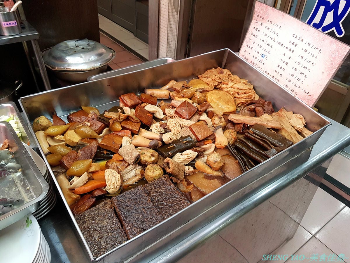 [台中北區]寒山居蔬食 – 連沒吃素的年輕人都超愛的素食小吃店,餐點口味特殊沒有濃重藥膳味,店家自製四種不同風味拌醬提供給店內客人任意取用,麵飯滷味都超級好吃,價格平價,用餐時段內用
