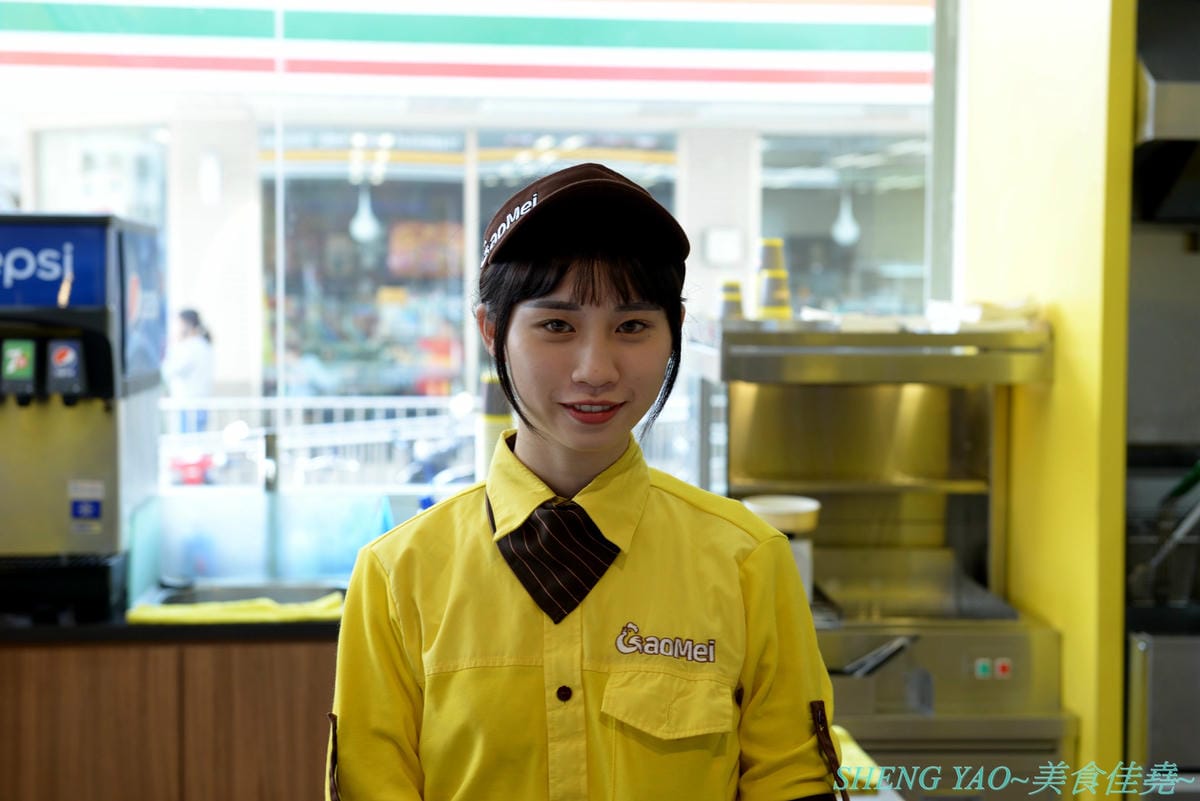 [台中西屯]Gaomei高美脆皮手扒雞 逢甲河南店 – 遊高美濕地必吃美食店家來逢甲附近開分店了,招牌手扒雞外皮金黃油亮,肉質結實又多汁,套餐選擇豐富,多人一起吃雞好歡樂。