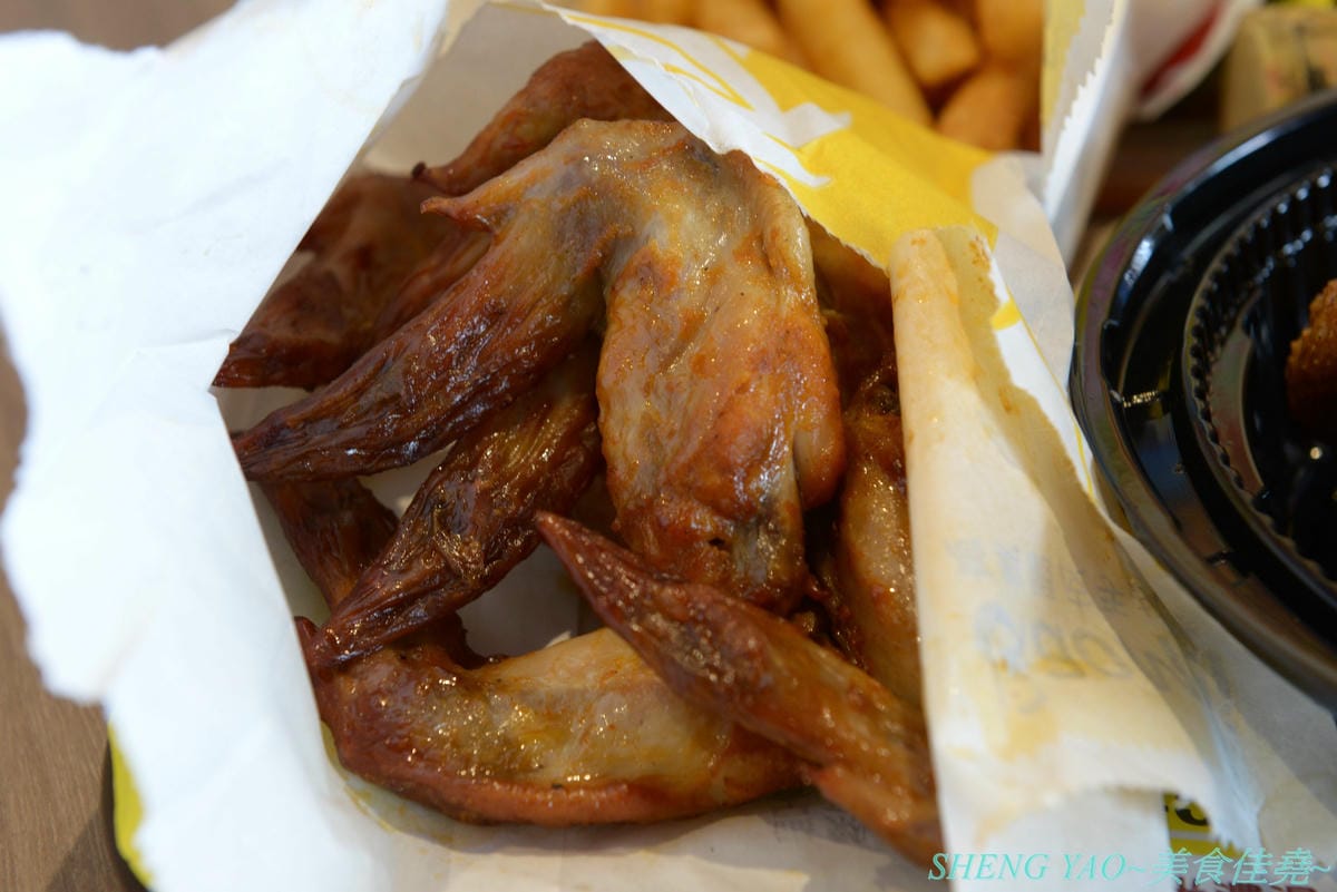 [台中西屯]Gaomei高美脆皮手扒雞 逢甲河南店 – 遊高美濕地必吃美食店家來逢甲附近開分店了,招牌手扒雞外皮金黃油亮,肉質結實又多汁,套餐選擇豐富,多人一起吃雞好歡樂。