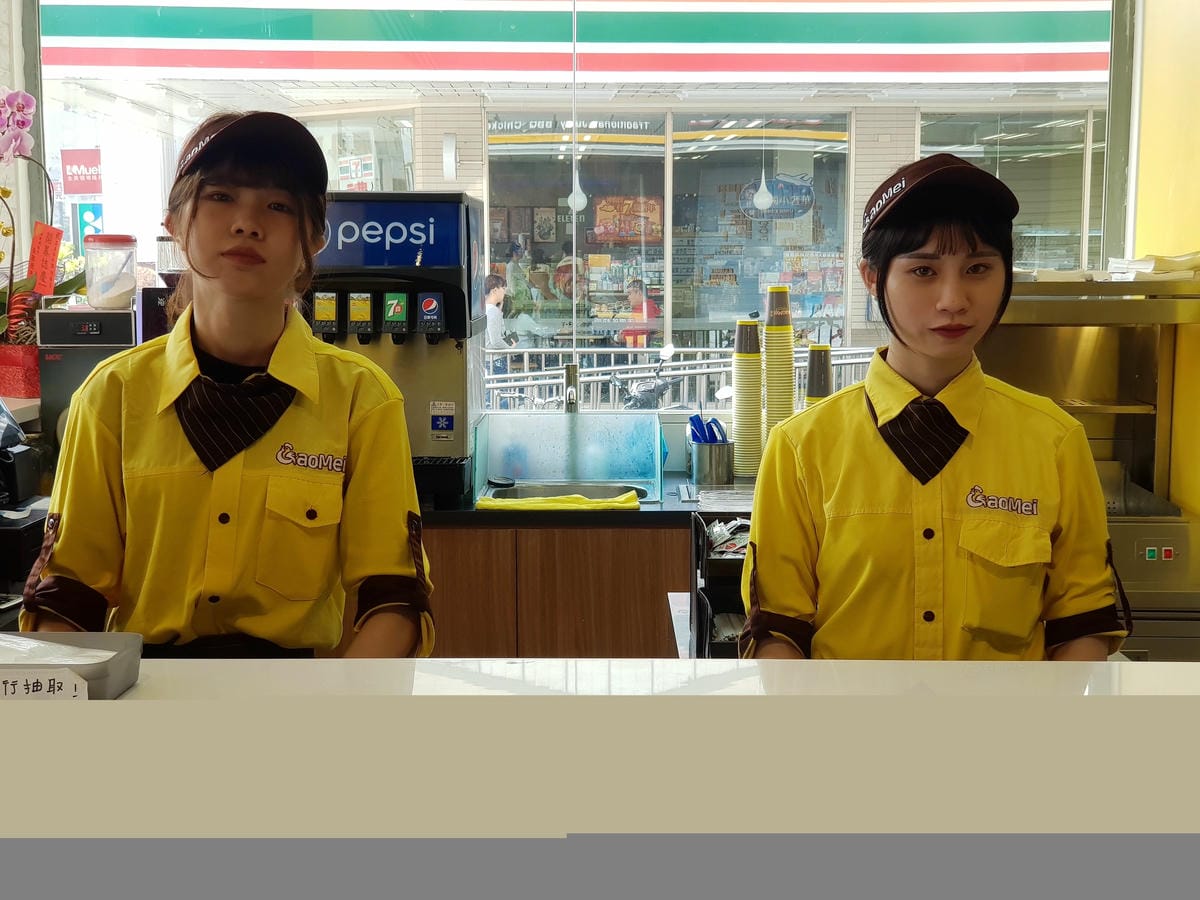 [台中西屯]Gaomei高美脆皮手扒雞 逢甲河南店 – 遊高美濕地必吃美食店家來逢甲附近開分店了,招牌手扒雞外皮金黃油亮,肉質結實又多汁,套餐選擇豐富,多人一起吃雞好歡樂。