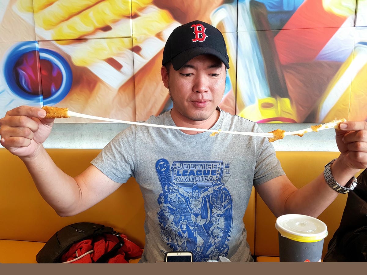 [台中西屯]Gaomei高美脆皮手扒雞 逢甲河南店 – 遊高美濕地必吃美食店家來逢甲附近開分店了,招牌手扒雞外皮金黃油亮,肉質結實又多汁,套餐選擇豐富,多人一起吃雞好歡樂。