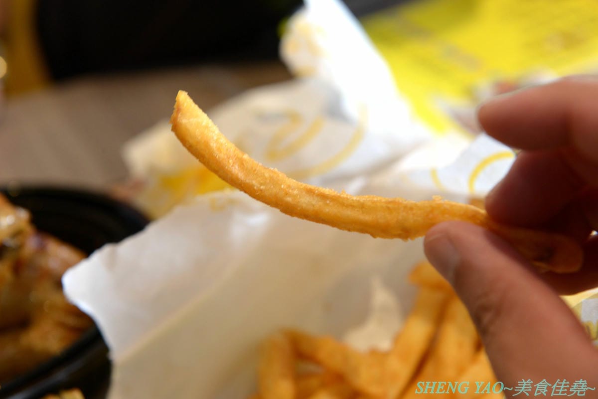 [台中西屯]Gaomei高美脆皮手扒雞 逢甲河南店 – 遊高美濕地必吃美食店家來逢甲附近開分店了,招牌手扒雞外皮金黃油亮,肉質結實又多汁,套餐選擇豐富,多人一起吃雞好歡樂。