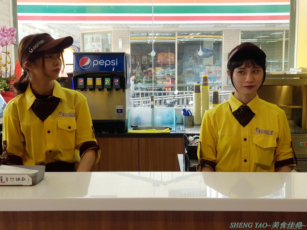 [台中西屯]Gaomei高美脆皮手扒雞 逢甲河南店 – 遊高美濕地必吃美食店家來逢甲附近開分店了,招牌手扒雞外皮金黃油亮,肉質結實又多汁,套餐選擇豐富,多人一起吃雞好歡樂。