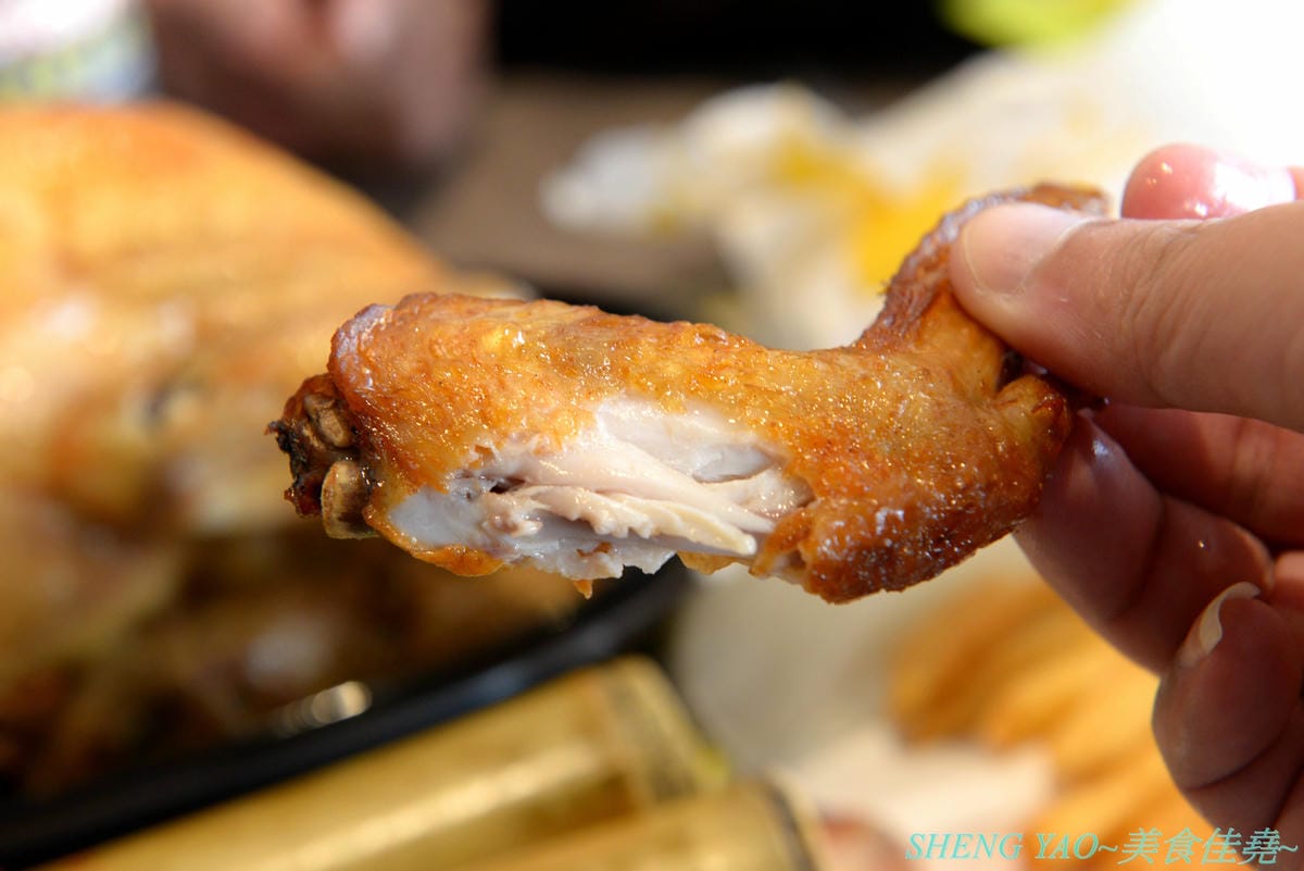 [台中西屯]Gaomei高美脆皮手扒雞 逢甲河南店 – 遊高美濕地必吃美食店家來逢甲附近開分店了,招牌手扒雞外皮金黃油亮,肉質結實又多汁,套餐選擇豐富,多人一起吃雞好歡樂。