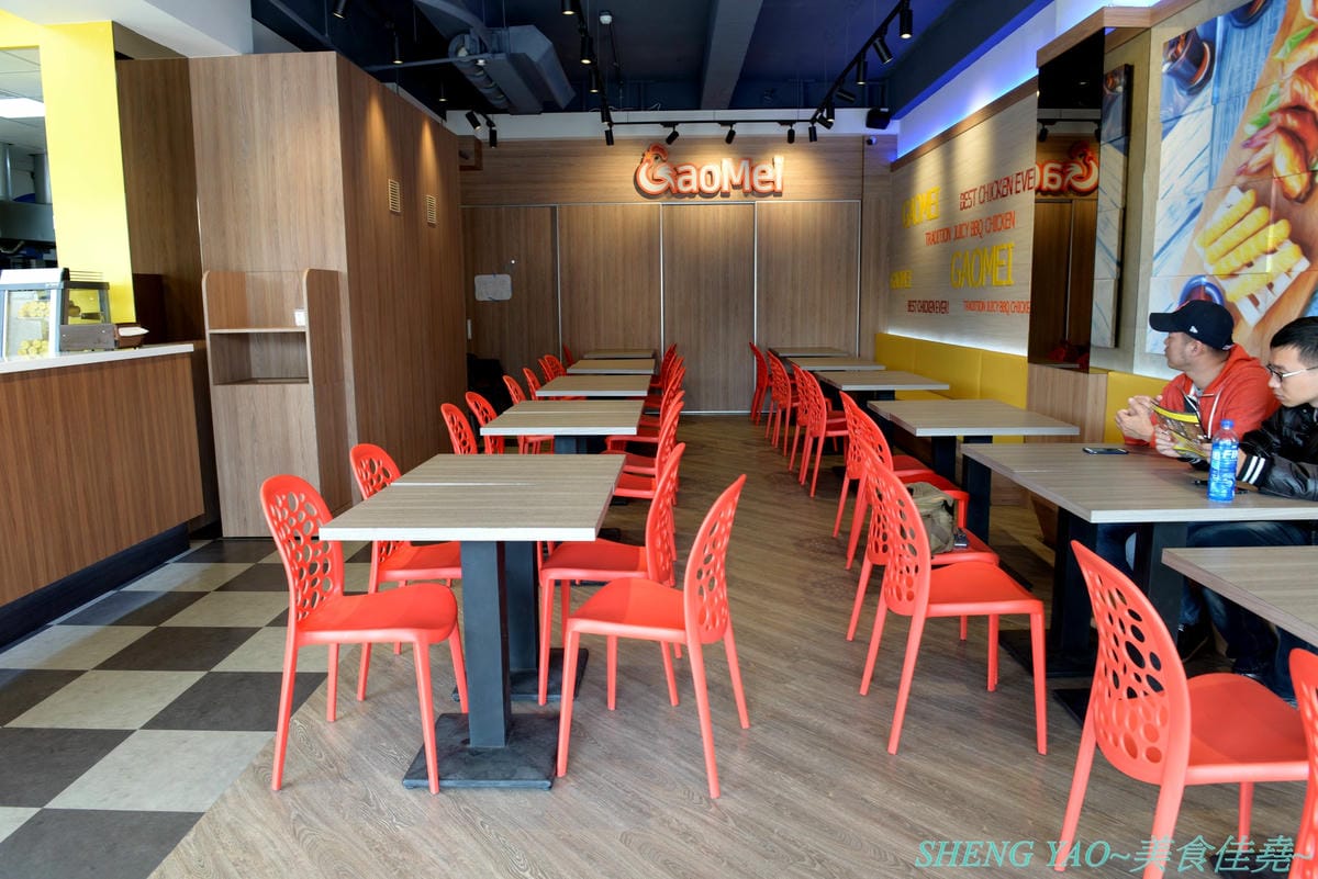 [台中西屯]Gaomei高美脆皮手扒雞 逢甲河南店 – 遊高美濕地必吃美食店家來逢甲附近開分店了,招牌手扒雞外皮金黃油亮,肉質結實又多汁,套餐選擇豐富,多人一起吃雞好歡樂。