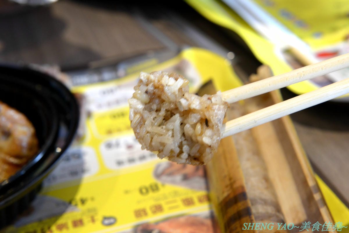 [台中西屯]Gaomei高美脆皮手扒雞 逢甲河南店 – 遊高美濕地必吃美食店家來逢甲附近開分店了,招牌手扒雞外皮金黃油亮,肉質結實又多汁,套餐選擇豐富,多人一起吃雞好歡樂。