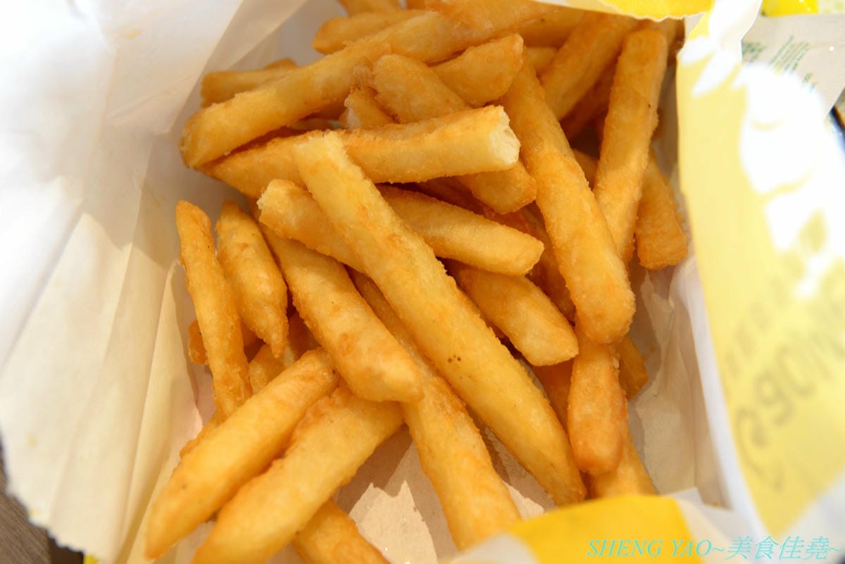 [台中西屯]Gaomei高美脆皮手扒雞 逢甲河南店 – 遊高美濕地必吃美食店家來逢甲附近開分店了,招牌手扒雞外皮金黃油亮,肉質結實又多汁,套餐選擇豐富,多人一起吃雞好歡樂。